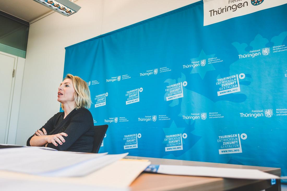 Ministerin Susanna Karawanskij vor einem blauen Hintergrund