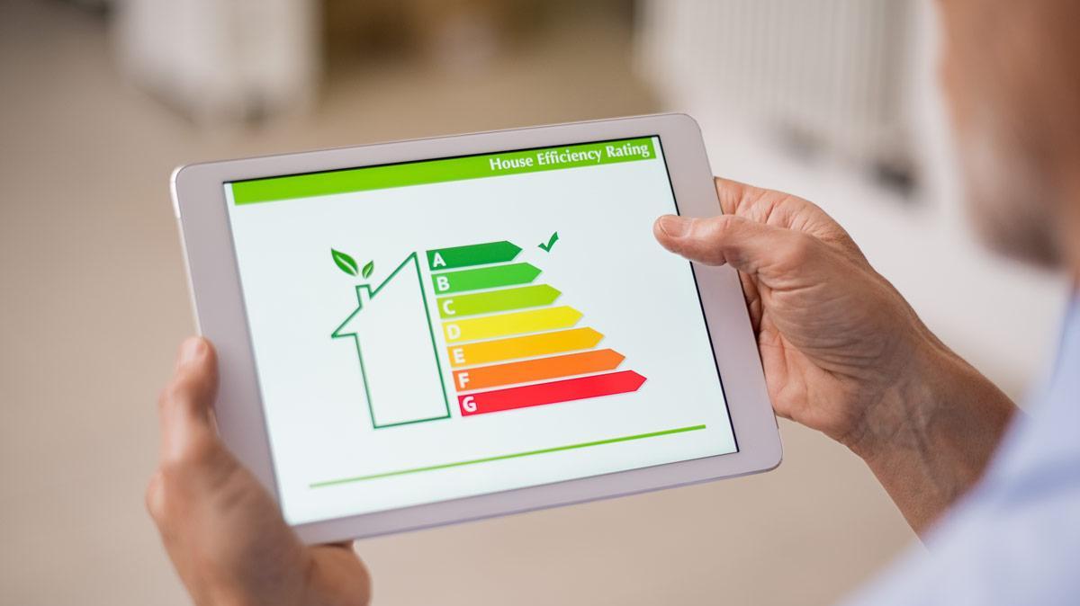 Closeup Tablett mit Grafik eine Energieeffizienzskala