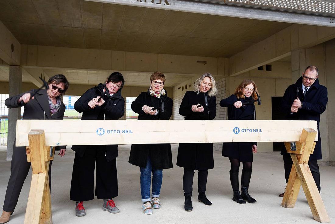 Schulleiterin Ilka Drewke, Raphaella Burhenne de Cayres (Geschäftsführerin Gernot Schulz Architektur), Dr. Martina Doehler-Behzadi (Geschäftsführerin IBA Thüringen), Ministerin Susanna Karawanskij (TMIL), Barbara Pampe (Vorständin Montag Stiftung Jugend und Gesellschaft) und Weimars Oberbürgermeister Peter Kleine beim traditionellen Nageleinschlagen