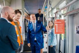 Steffen Schütz, Minister für Digitales und Infrastruktur des Freistaats Thüringen, und Christine Singer, Vorsitzende der Regionalleitung DB Regio Südost, unterzeichnen am 10.10.2025 im Erfurter DB Regio-Werk den Verkehrsvertrag für das Mittelthüringer Akku-Netz.