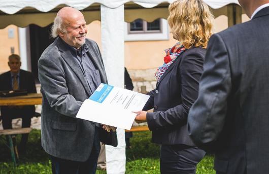 Staatssekretärin Karawanskij beim Überreichen der Urkunden zum Jubiläum