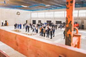 Publikum im Rohbau der Dreifelderhalle