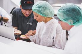 Der Werksleiter erläutert der Ministerin die Verarbeitungsschritte vom Korn zum Mehl.