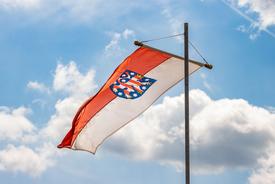 Eine Thüringenflagge weht im Wind