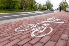 Symbol für Fuß- und Radweg auf rotem Pflaster