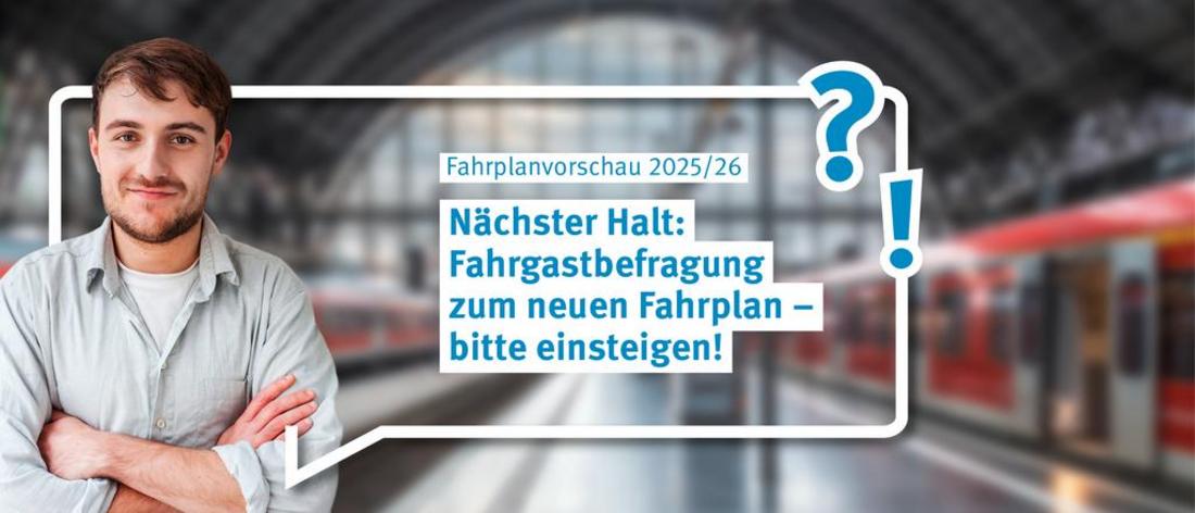 Junger Mann, der die Arme vor der Brust verschränkt und lächelt. Um ihn herum ist eine Sprechblase mit dem Inhalt: "Nächster Halt: Fahrgastbefragung zum neuen Fahrplan - bitte einsteigen!"