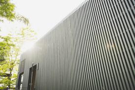 Detailansicht der Holzfassade Green Campus Hörsaalgebäudes