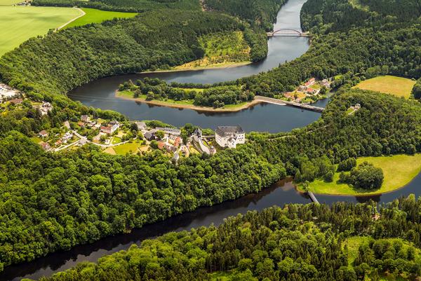 Luftbild der Talsperre Burgkhammer mit Schloss Burgk
