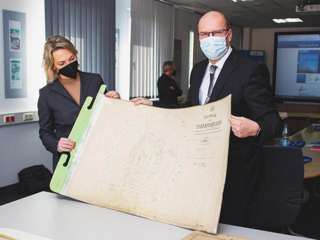 Ministerin Karawanskij und Präsident Uwe Köhler (TLBG) mit einer historischen Flurkarte von Tiefengruben