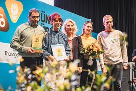 Familie Bärwolf und Ministerin Karawanskij mit dem 1. Preis