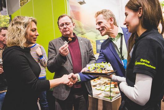 Landwirtschaftsministerin Susanna Karawanskij und Ministerpräsident Bodo Ramelow beim Messerundgang auf der Internationalen Grünen Woche 2023 in Berlin
