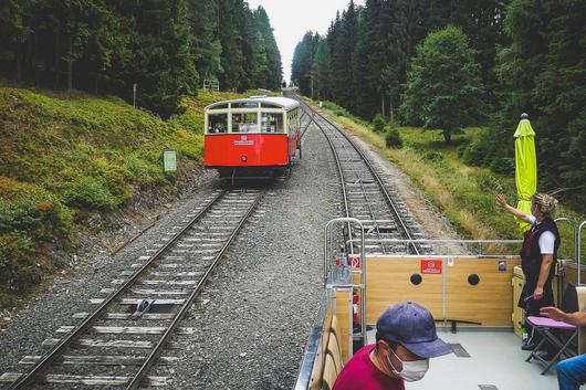 Cabriowagen trifft geschlossenen Wagen der Thüringer Bergbahn auf halber Strecke