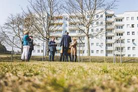 Ministerin Karawanskij im Gespräch auf der zukünftigen Baufläche