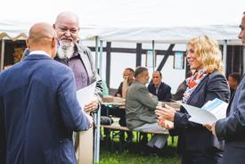 Staatssekretärin Karawanskij beim Überreichen der Urkunden zum Jubiläum