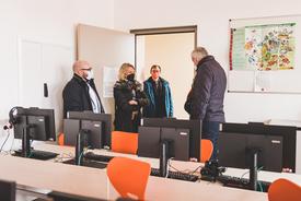 Computerkabinett der Johannesschule | v. l. n. r.: Amtsleiter Arne Ott, Ministerin Susanna Karawanskij, Denny Möller und Oberbürgermeister Andreas Bausewein | Foto: D. Santana (TMIL)