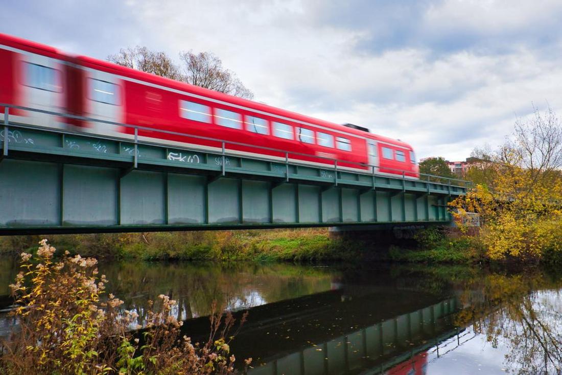 Zug fährt über Saalebrücke