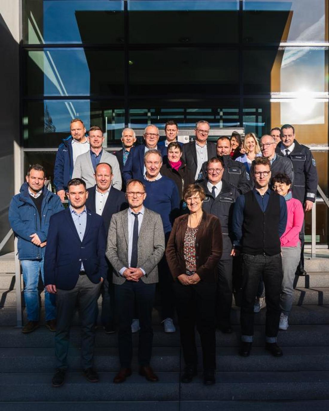 Der Thüringer Verkehrssicherheitsrat hat sich zahlreich vor dem Ministerium für Digitales und Infrastruktur versammelt. Ca 25 Personen stehen auf der Treppe und lächeln freundlich in die Kamera