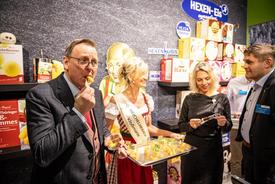 Ministerpräsident Ramelow beißt in eine Kloßpommes
