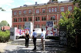 Ministerin Susanna Karawanskij während de Rundgangs durch die Stadt. Im Hintergrund sind eine Brücke über die Werra sowie das Staatliche Berufsbildende Schulzentrum Hildburghausen zu sehen.