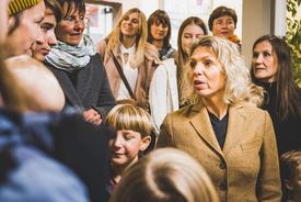 Ministerin Karawanskij umringt von zwei kinderreichen Familien und Mitarbeiterinnen des Verbands kinderreicher Familien Thüringens