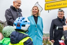 Ministerin Susanna Karawanskij lacht