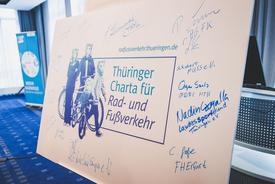 Das Schild der Charta mit den Unterschriftne