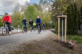 Ministerin Karawanskij fährt Fahrrad auf dem neuen Radweg zwischen Weimar-Nord und Gaberndorf