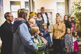 Zwei kinderreiche Familien besichtigten gemeinsam mit der Ministerin das Museum und berichteten von ihren Erfahrungen mit der Mehrkindfamilienkarte