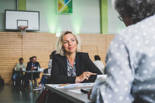 Susanna Karawanskij im Gespräch mit einer Teilnehmerin