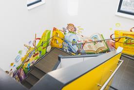 Treppenaufgang mit Grafitti in der Staatlichen Grundschule 18 | Foto: D. Santana (TMIL)