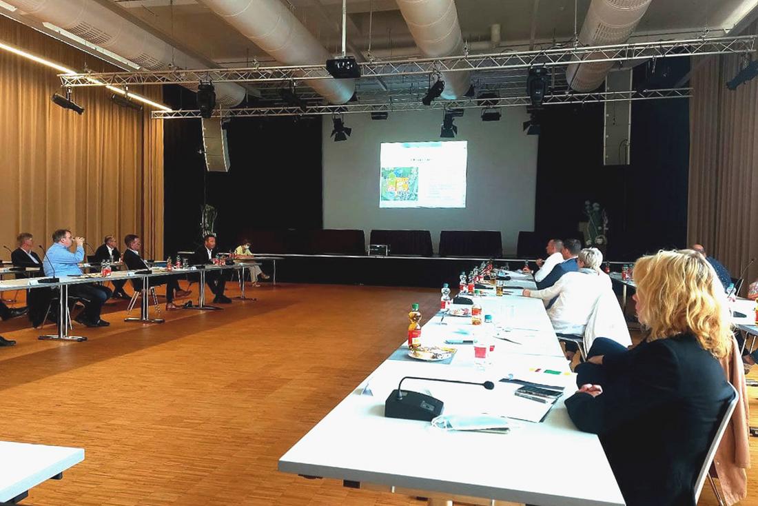 Susanna Karawanskij in der Beratungsrunde