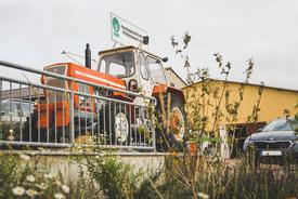 DDR-Traktor vor der Agrargesellschaft Pfiffelbach