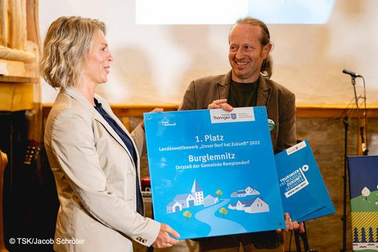 Ministerin Karawanskij übergibt den 1. Platz an Burglemnitz