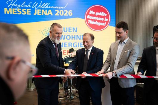 Vier Herren, darunter Bauminister Steffen Schütz durchschneiden das Eröffnungsband zur Messe Jena, Bauen Wohnen Energie