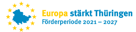 Umriss des Freistaats Thüringer eingerahmt von den europäischen Sternen daneben die Aufschrift Europa stärkt Thüringern Förderperiode 2021-2027