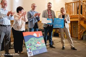 Ministerin Karawanskij mit Vertreter:innen der Gemeinde St. Kilian (Sonderpreis)