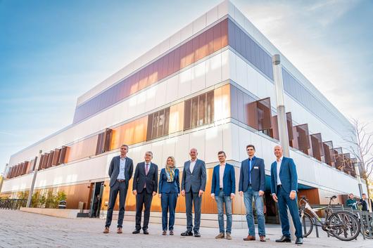 Prof. Dr.-Ing. Kai-Uwe Sattler (Präsident TU Ilmenau), Hans-Karl Rippel (Präsident, TLBV), Ministerin Susanna Karawanskij, Minister Wolfgang Tiefensee (TMWWDG), Dr. Daniel Schultheiß (Bürgermeister Ilmenau), Thomas Schröder (Leiter Rechenzentrum TU Ilmenau) und Torsten Schubert (Geschäftsführer Studierendenwerk Thüringen) vor dem neuen Grace-Hopper-Bau