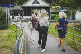Ministerin Karawanskij und Diana Saager (Leiterin der Thüringer Bergbahn, mittig) auf dem Weg zur Talstation der Thüringer Bergbahn in Obstfelderschmiede