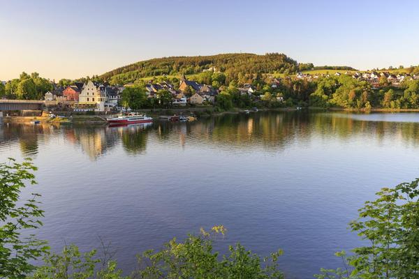 Bleilochtalsperre mit Schiff und im Hintergrund Blick auf Saalburg