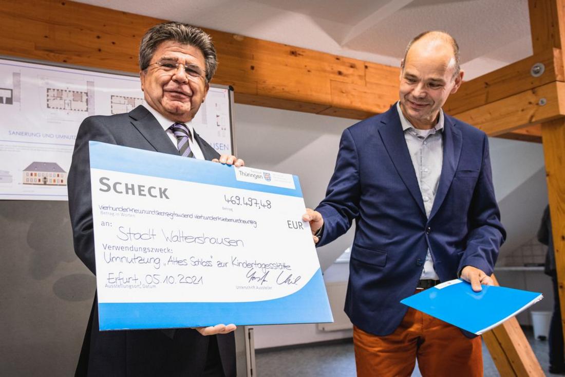 Staatssekretär Torsten Weil übergibt den symbolischen Scheck und den Förderbescheid an Michael Brychcy, den Bürgermeister von Waltershausen