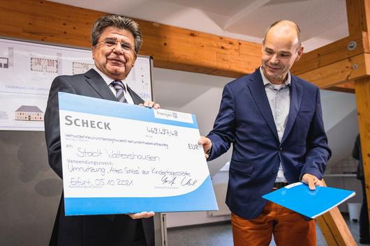 Staatssekretär Torsten Weil übergibt den symbolischen Scheck und den Förderbescheid an Michael Brychcy, den Bürgermeister von Waltershausen