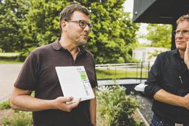 Michael Rommel (stellv. Vorsitzender des BDA Thüringen) überbringt ein Geschenk vom Bund Deutscher Architekten Thüringen