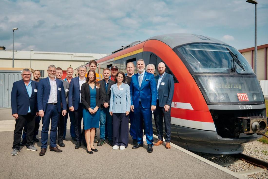 Außenansicht modernisierter roter Triebwagen für das Nordthüringennetz.
