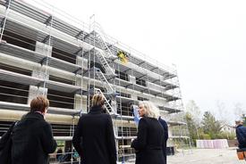 Richtkrone auf dem Baugerüst