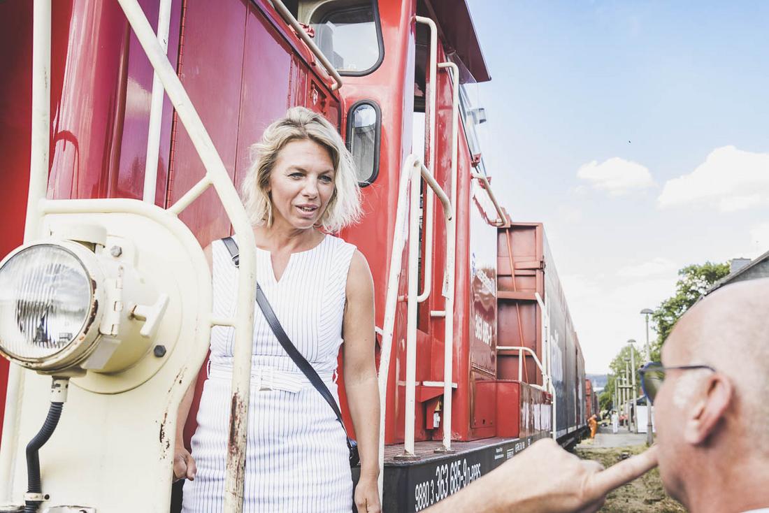 Ministerin Karawanskij auf einer Diesellokomotive