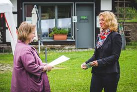 Staatssekretärin Karawanskij beim Überreichen der Urkunden zum Jubiläum