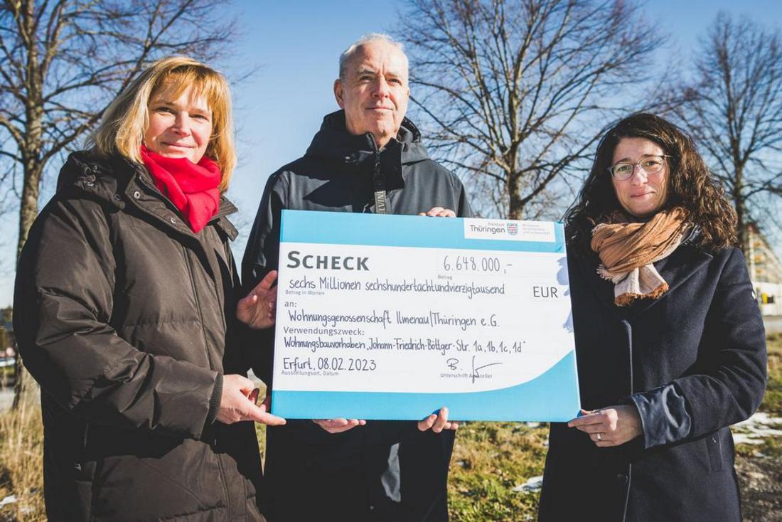Vorstände Dorit Held und Peter Sattler (WBG Ilmenau) mit dem symbolischen Scheck von Staatssekretärin Prof. Dr. Barbara Schönig