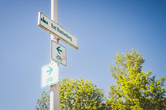Wegweiserschilder an einem Radweg in Bad Blankenburg, Thüringen