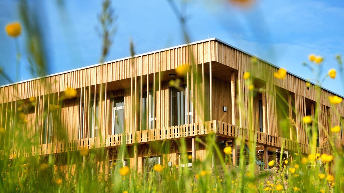 Foto eines modernen Hauses in Holzbauweise