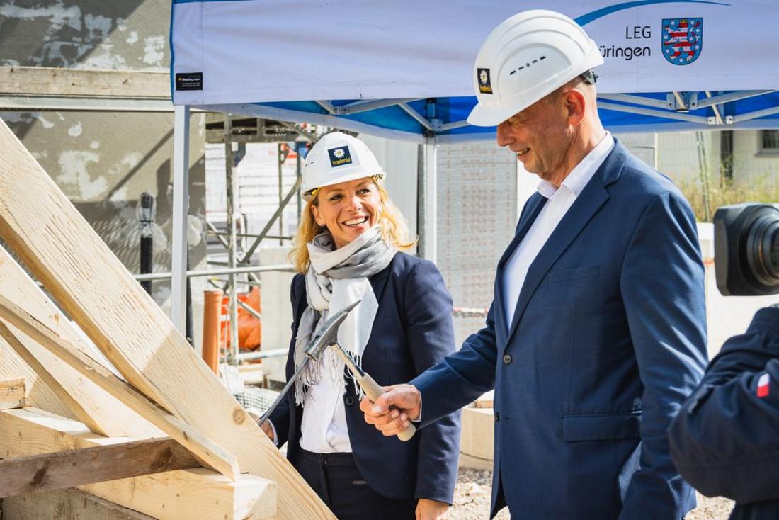 Ministerin Karawanskij mit Wirtschaftsminister Tiefensee beim traditionellen Nagel-Einschlagen